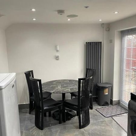 2 Bed House Sleeps 4-5 Villa Liverpool Bagian luar foto