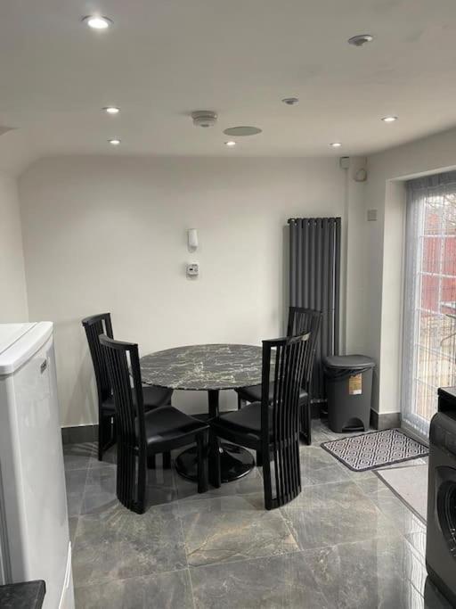 2 Bed House Sleeps 4-5 Villa Liverpool Bagian luar foto