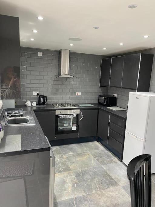 2 Bed House Sleeps 4-5 Villa Liverpool Bagian luar foto